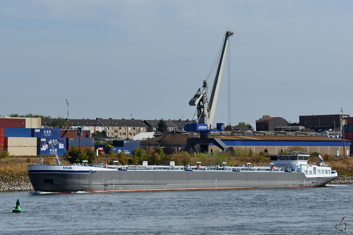 Das Tankmotorschiff RIVA (ENI: 02333491) war Ende August 2022 in Duisburg zu sehen.