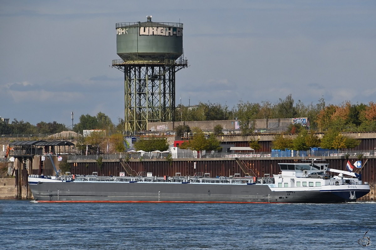 Das Tankmotorschiff RIVA (ENI: 02333491) war Ende August 2022 in Duisburg zu sehen.