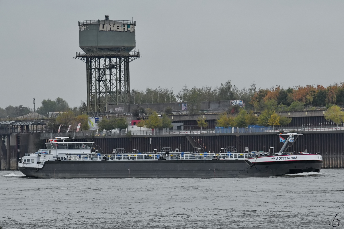 Das Tankmotorschiff RP ROTTERDAM (ENI: 02335937) Ende August 2022 auf dem Rhein bei Duisburg.