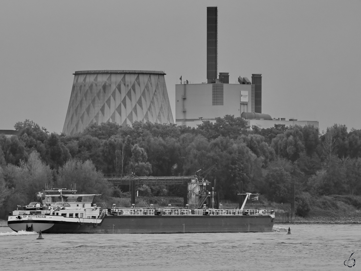 Das Tankmotorschiff RP ROTTERDAM (ENI: 02335937) Ende August 2022 auf dem Rhein bei Duisburg.