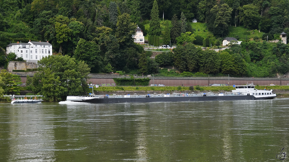 Das Tankmotorschiff RUBENS (ENI: 04812880) begegnet die Segeljacht SUNFLOWER. (Remagen, August 2021)