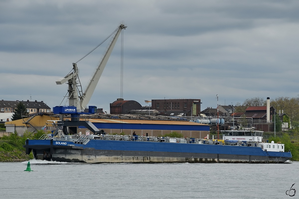 Das Tankmotorschiff SOLANO (ENI: 02329301) auf dem Rhein, so gesehen Anfang Mai 2021 in Duisburg.