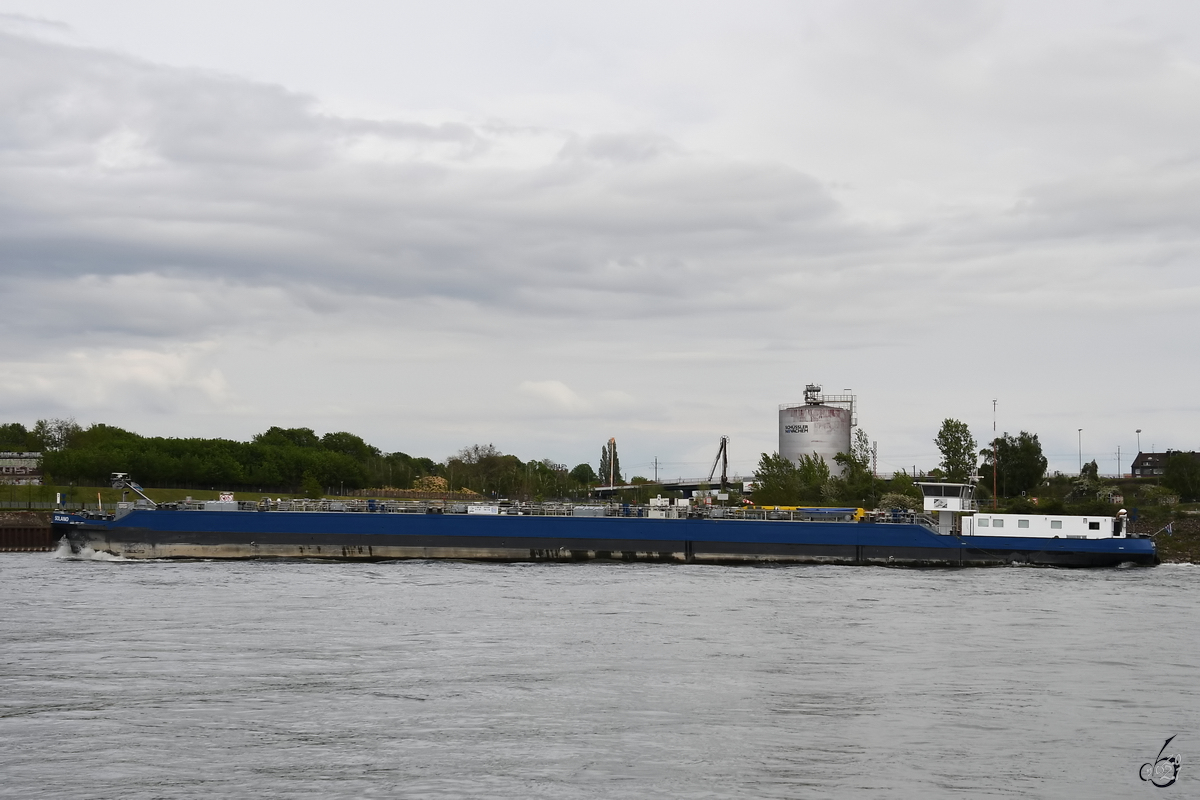 Das Tankmotorschiff SOLANO (ENI: 02329301) auf dem Rhein, so gesehen Anfang Mai 2021 in Duisburg.