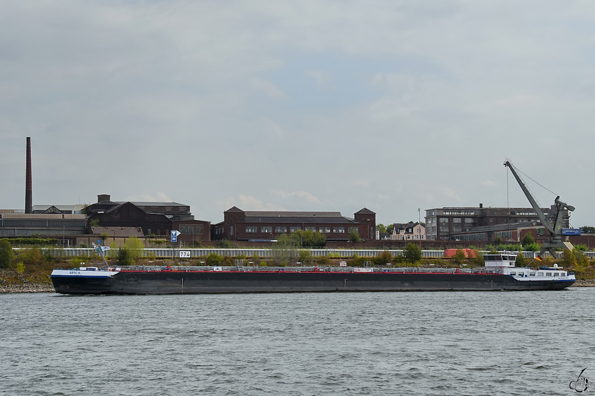 Das Tankmotorschiff SPICA (ENI: 02338064) ist auf dem Rhein unterwegs. (Duisburg, August 2022)