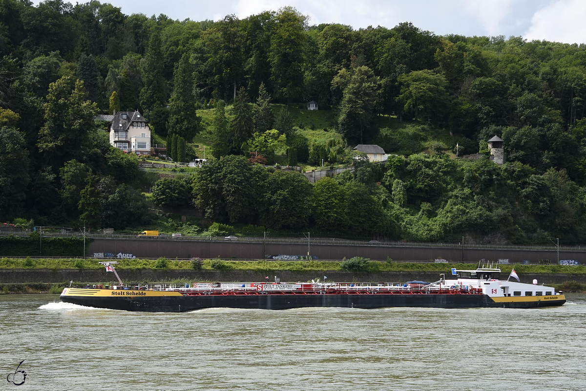 Das Tankmotorschiff STOLT SCHELDE (ENI: 06004234) auf dem Rhein, so gesehen Anfang Mai 2021 in Remagen.