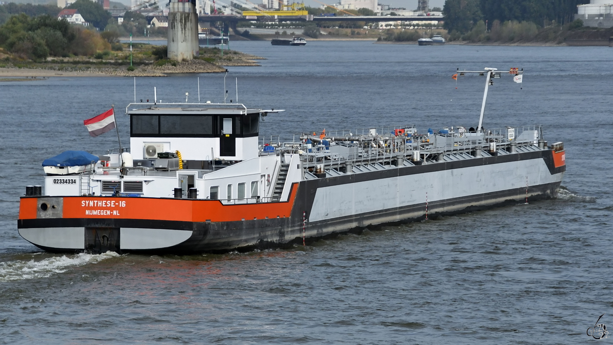 Das Tankmotorschiff SYNTHESE 16 (ENI: 02334334) ist auf dem Rhein unterwegs. (Duisburg, August 2022)