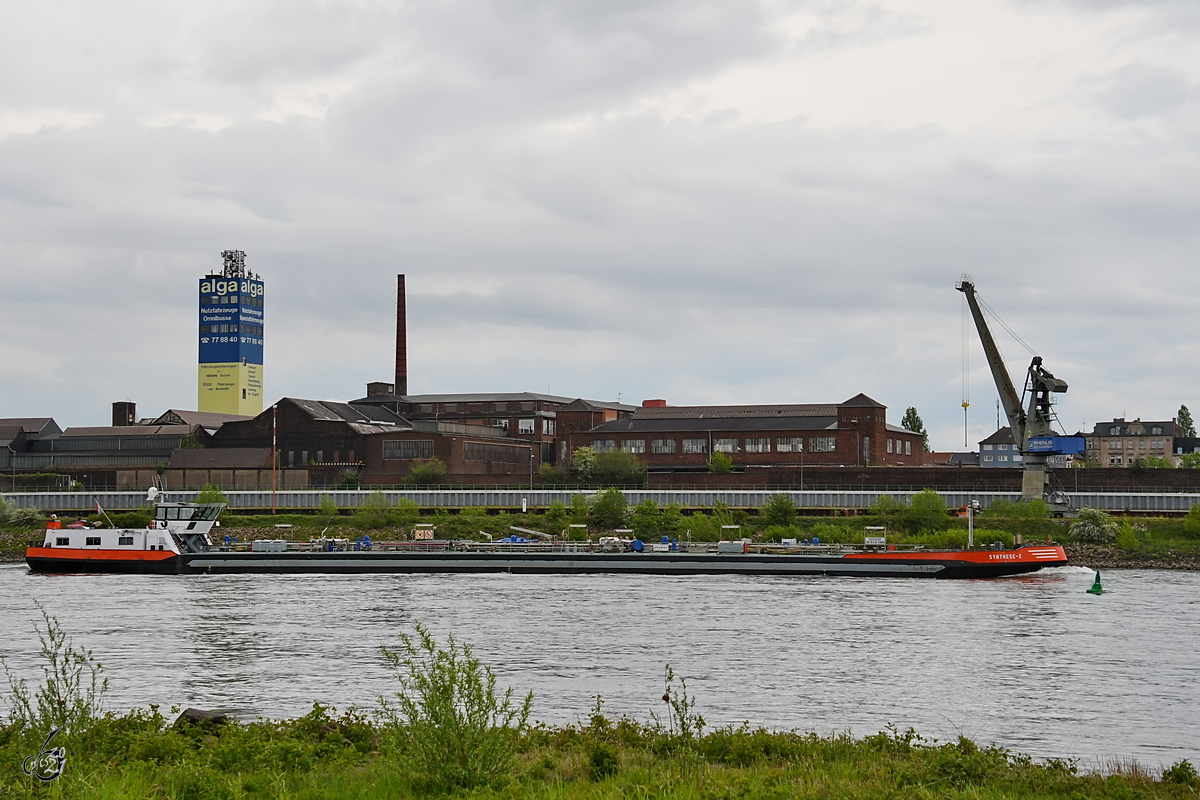 Das Tankmotorschiff SYNTHESE-2 (ENI: 02324596) war Anfang Mai 2021 auf dem Rhein bei Duisburg zu sehen.