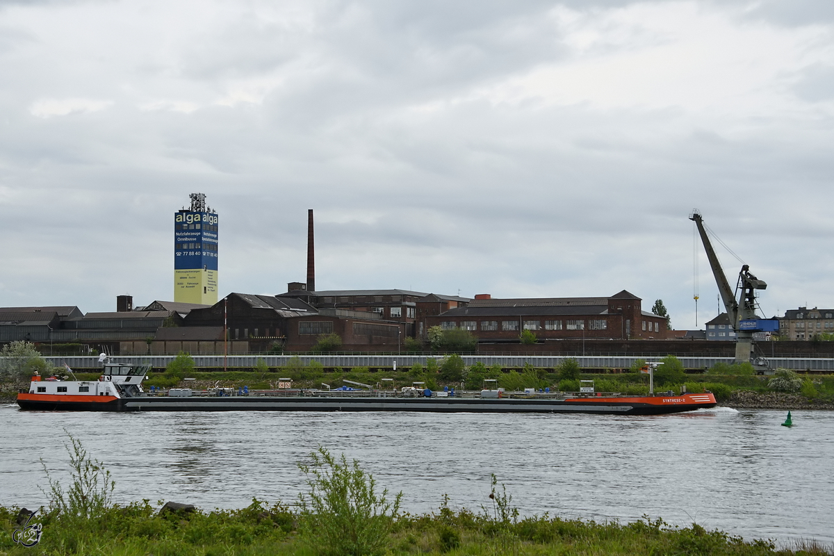 Das Tankmotorschiff SYNTHESE 2 (ENI: 02324596) war Anfang Mai 2021 auf dem Rhein bei Duisburg zu sehen.