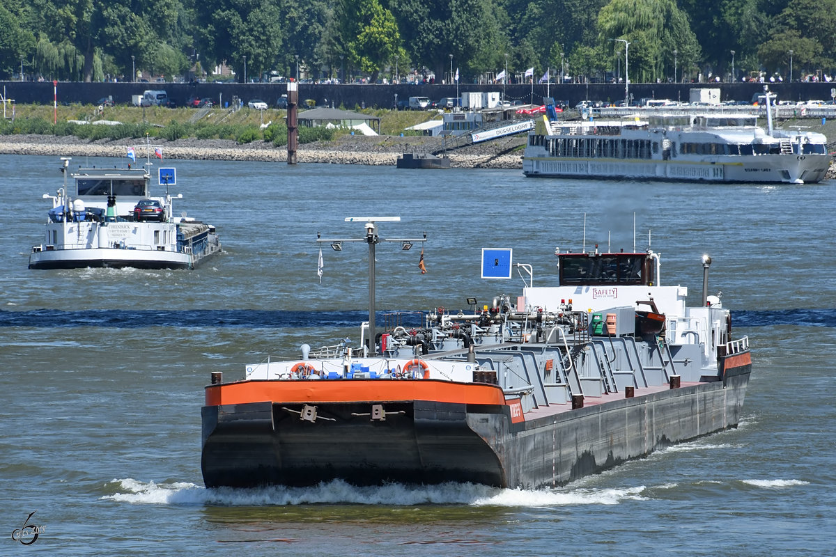 Das Tankmotorschiff  Synthese V  (04029530) auf dem Rhein. (Düsseldorf, Juni 2018)