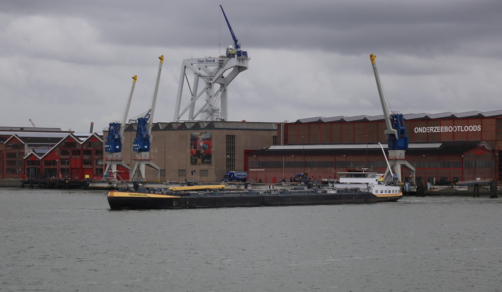 Das Tankmotorschiff TOURMALINE ist hier am 5.10.2023 im Hafen Rotterdam unterwegs.