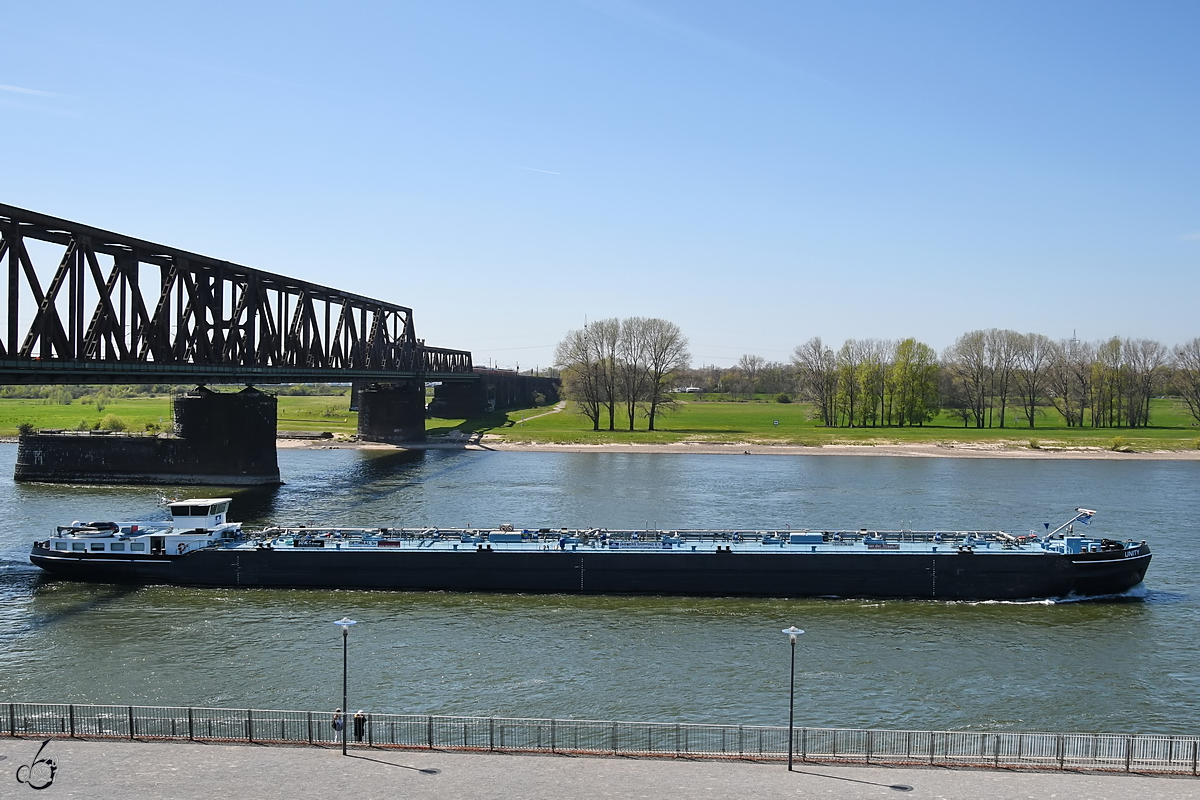 Das Tankmotorschiff UNITY (ENI: 02332409) unterwegs auf dem Rhein bei Duisburg. (April 2021)