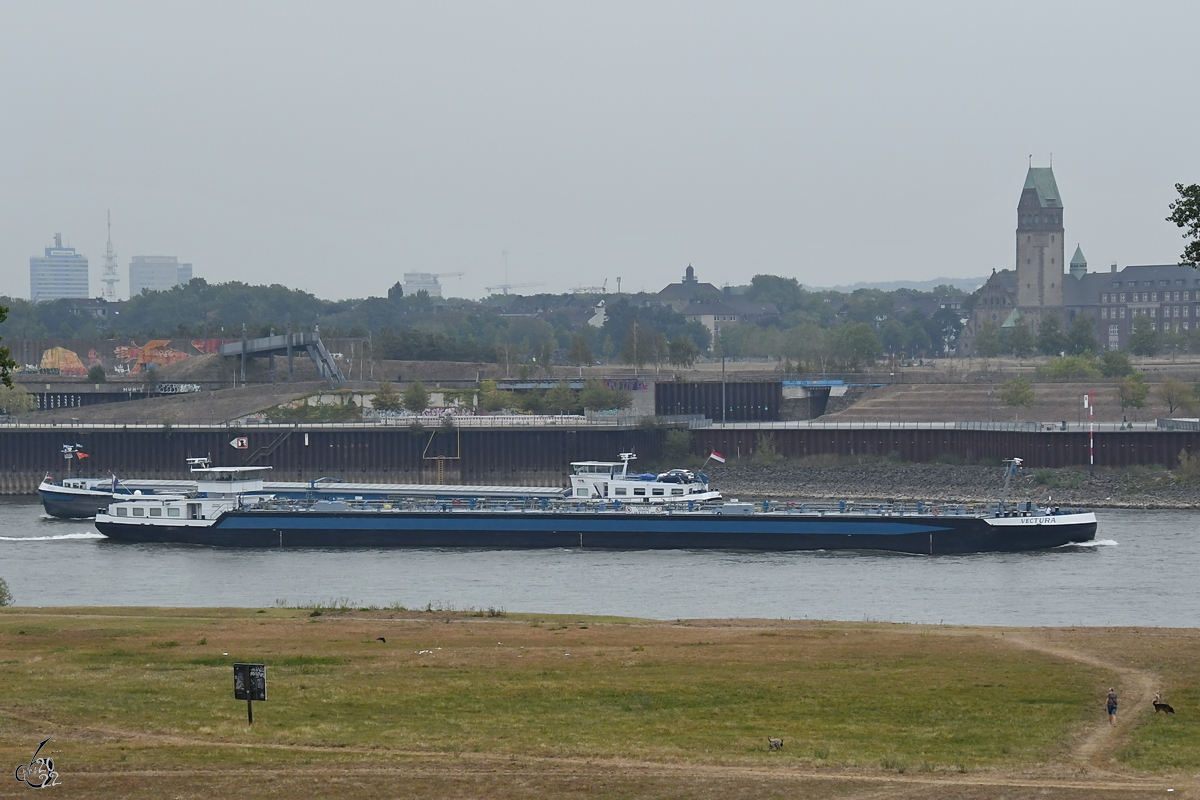 Das Tankmotorschiff VECTURA (ENI: 02328705) war Ende August 2022 in Duisburg unterwegs.