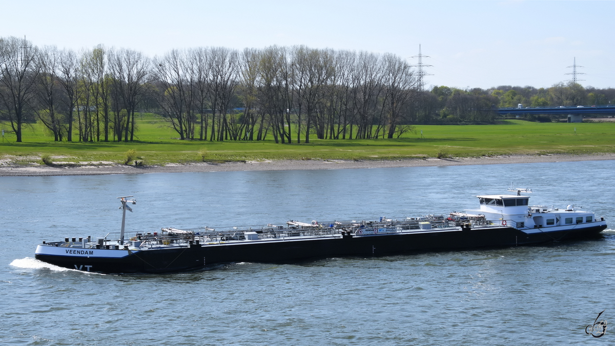 Das Tankmotorschiff VEENDAM (ENI: 02327026) auf dem Rhein bei Duisburg. (April 2021)