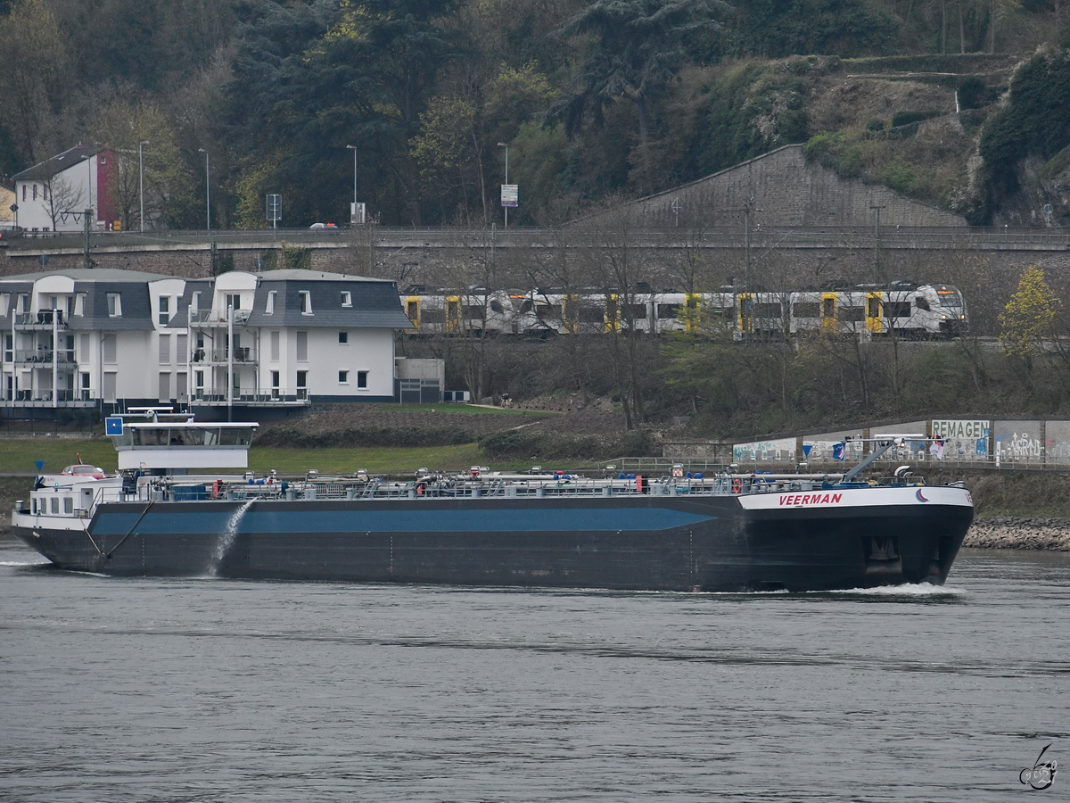 Das Tankmotorschiff VEERMAN (ENI: 02329919) war Anfang April 2021 auf dem Rhein bei Unkel zu sehen.