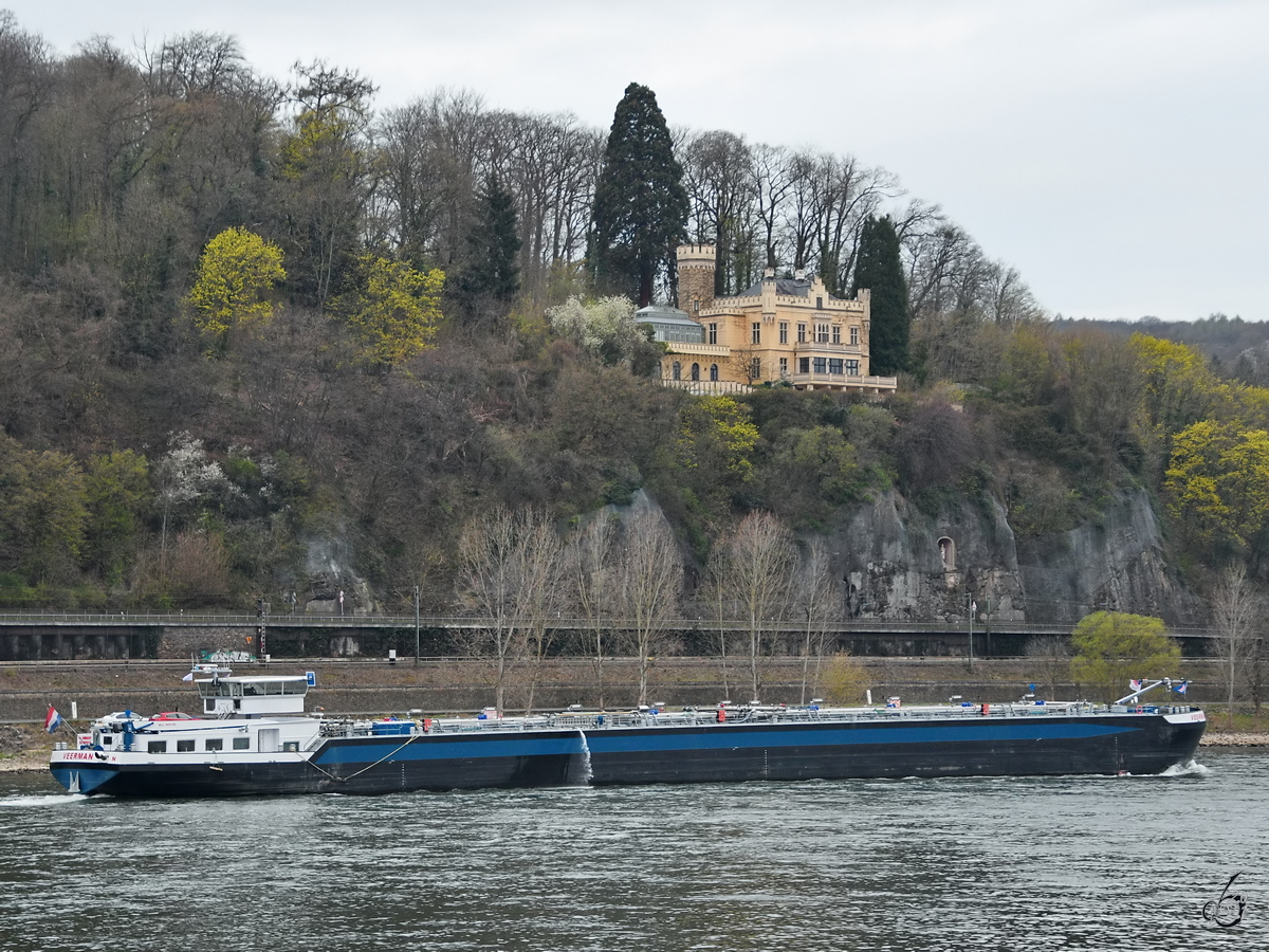Das Tankmotorschiff VEERMAN (ENI: 02329919) ist hier auf dem Rhein unterwegs. (Unkel, April 2021)