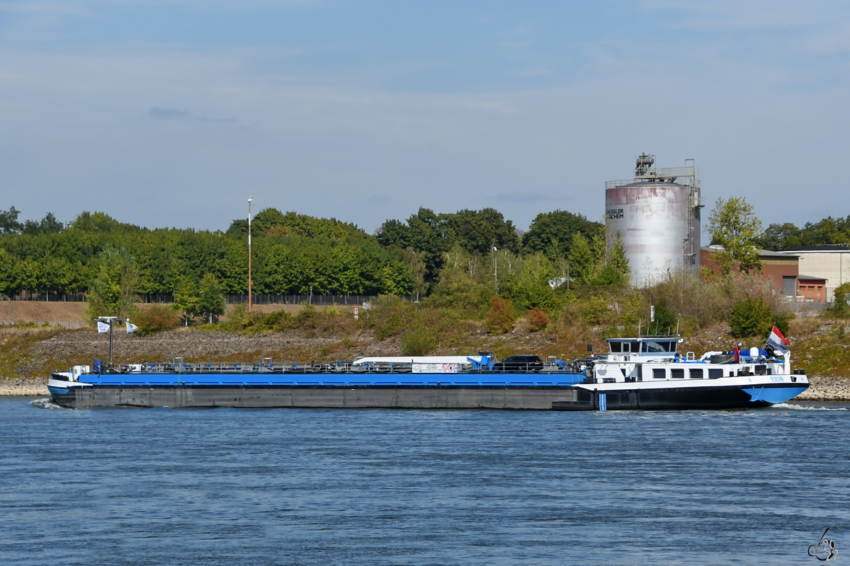 Das Tankmotorschiff VIOS (ENI: 02324052) fährt den Rhein hinab. (Duisburg, August 2022)