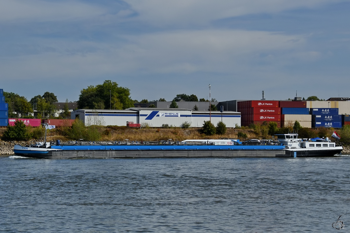 Das Tankmotorschiff VIOS (ENI: 02324052) fährt den Rhein hinab. (Duisburg, August 2022)