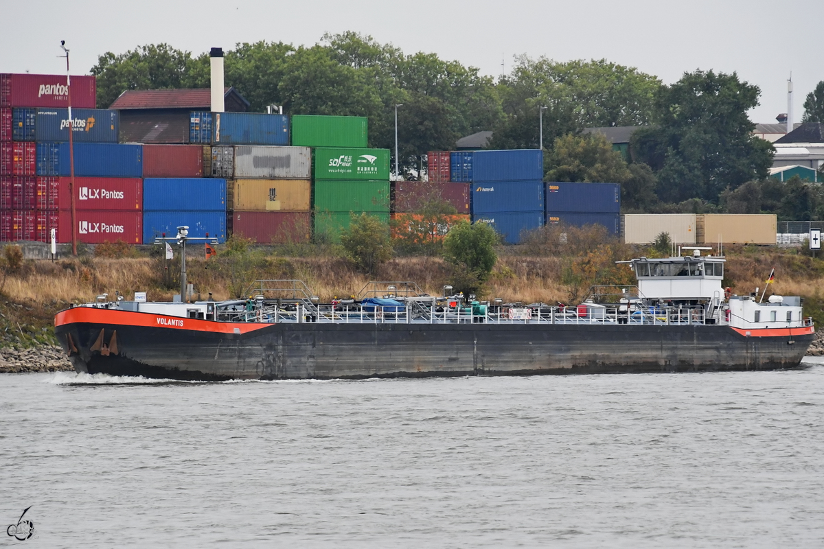 Das Tankmotorschiff VOLANTIS (ENI: 04008480), so gesehen Ende August 2022 auf dem Rhein bei Duisburg.