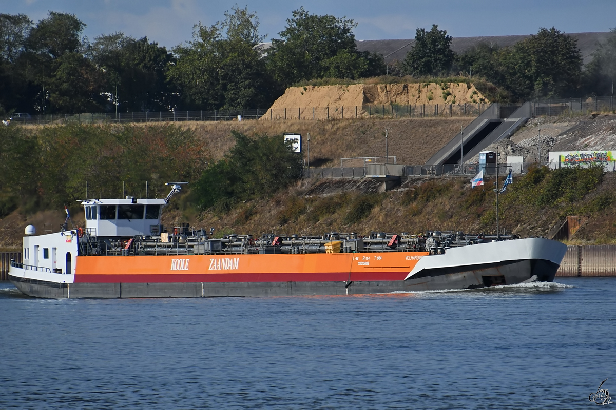 Das Tankmotorschiff VOLHARDING 7 (ENI: 2015882) fährt den Rhein hinauf. (Duisburg, August 2022)
