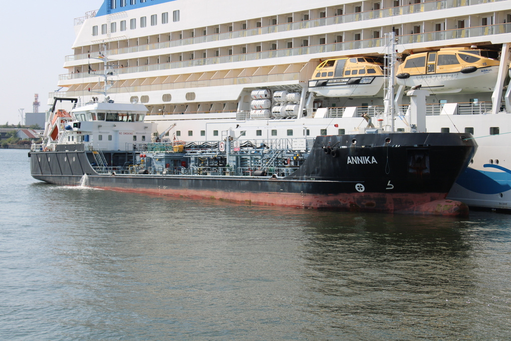 Das Tankschiff ANNIKA am 24.07.2021 beim bedanken der AIDAsol in Warnemünde.