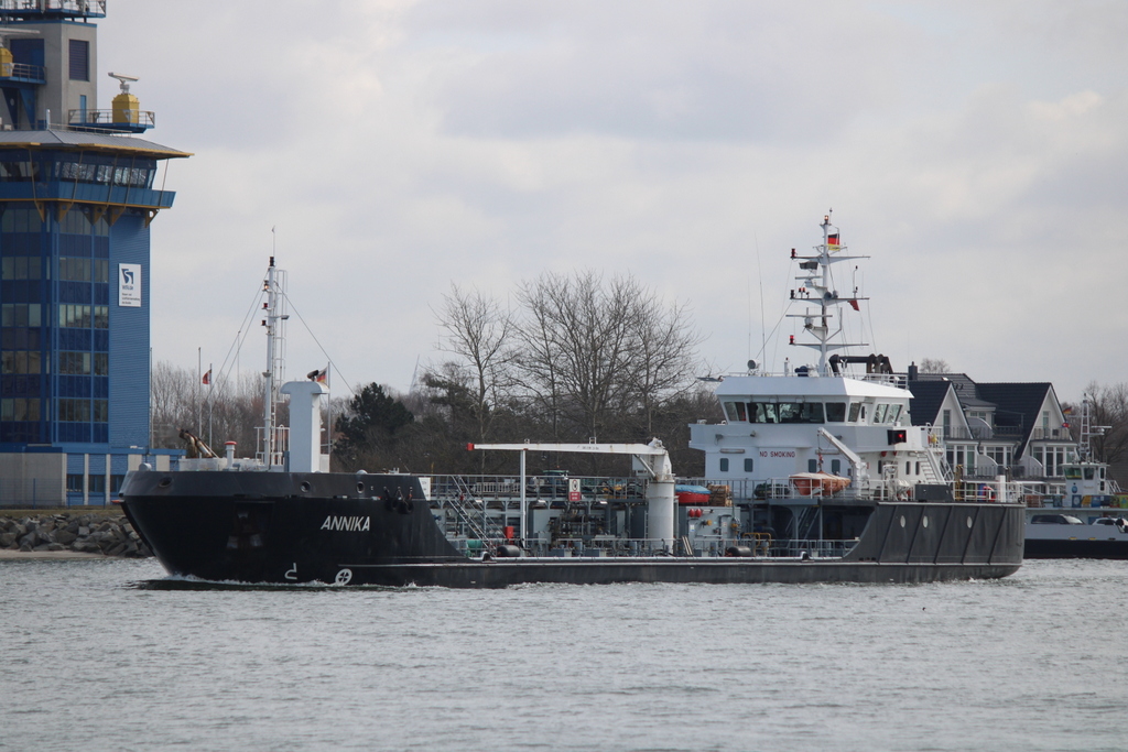 Das Tankschiff ANNIKA auf ihrem Seeweg von Rostock-Überseehafen nach Lübeck-Travemünde beim Auslaufen am Mittag des 14.03.2021 in Warnemünde.