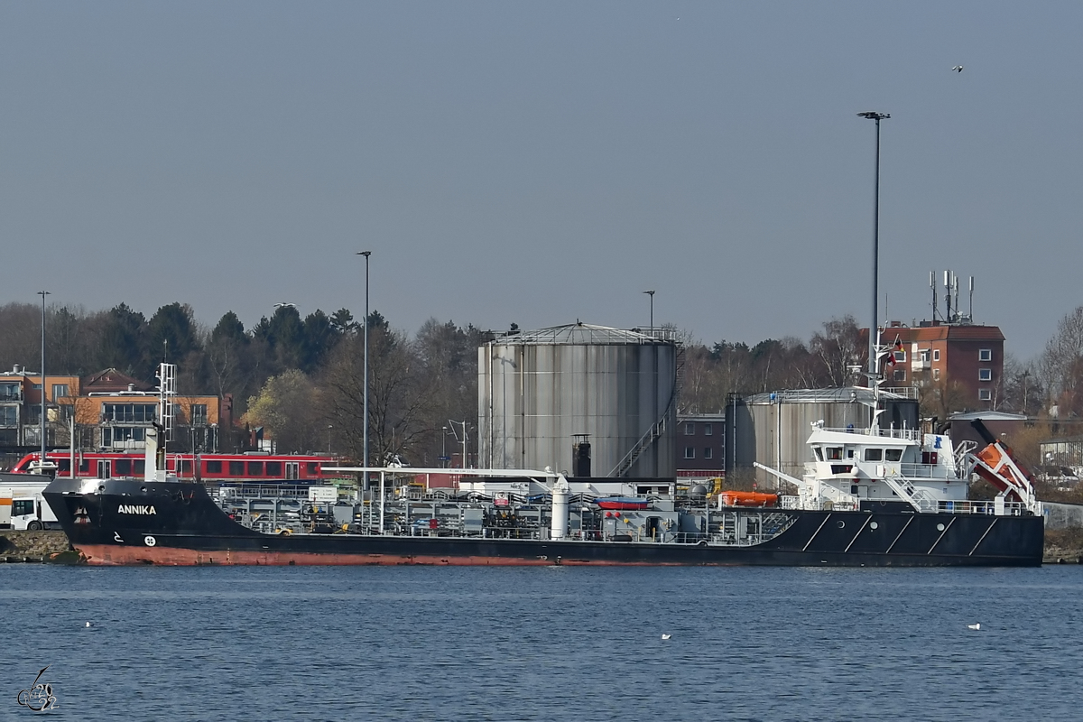 Das Tankschiff ANNIKA (IMO: 9628489) ist hier Ende März 2022 im Hafen von Travemünde zu sehen.