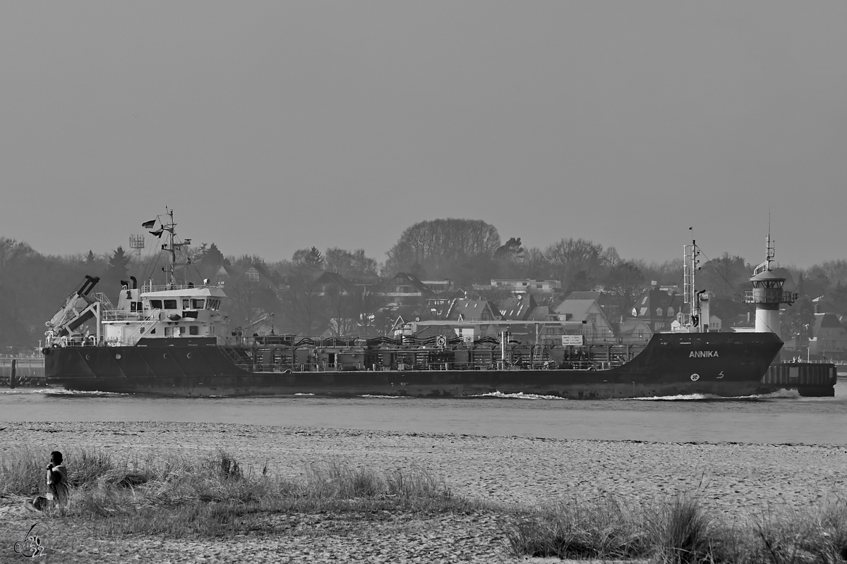 Das Tankschiff ANNIKA (IMO: 9628489) auf dem Weg zur Ostsee. (Priwall, März 2022)