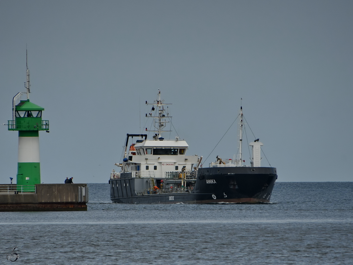 Das Tankschiff ANNIKA (IMO: 9628489) kommt gerade in Travemünde an. (Mai 2023)