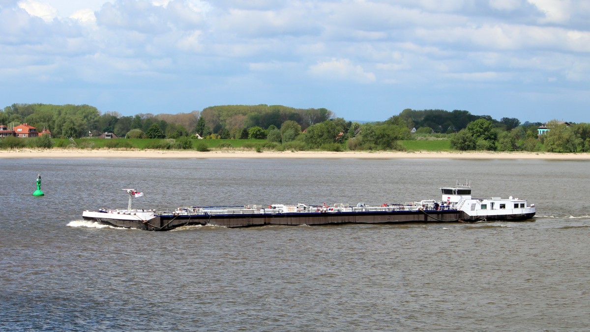 Das Tankschiff Christina am 23.05.2013 auf der Elbe.