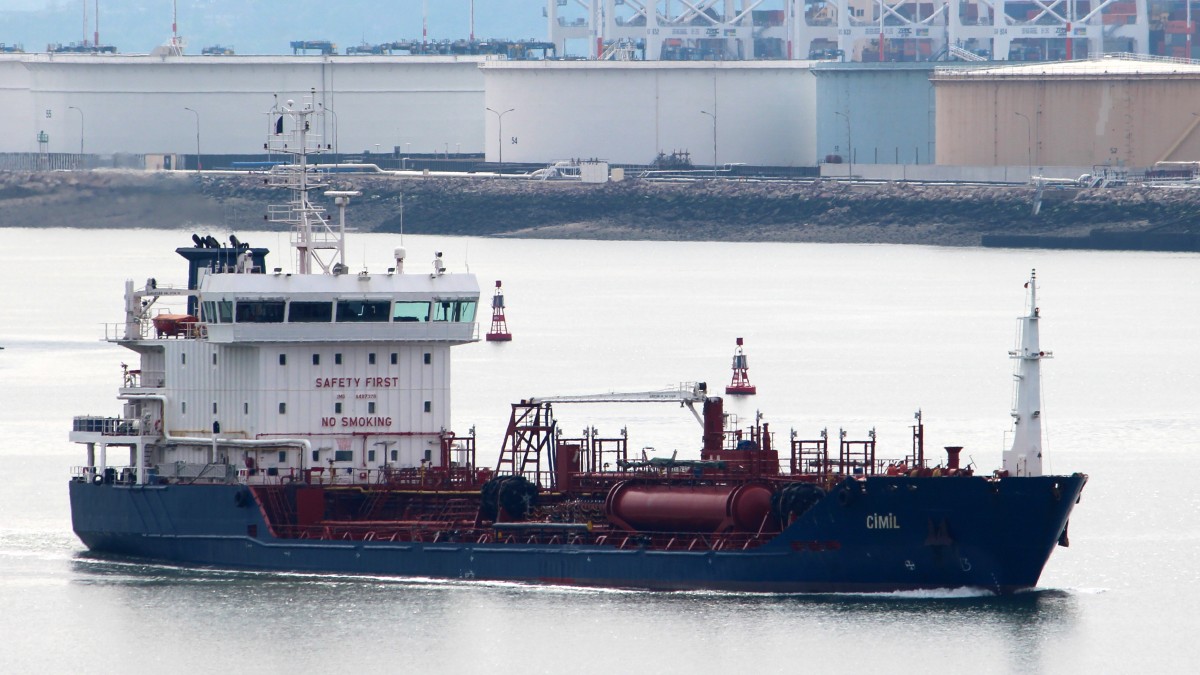 Das Tankschiff Cimil am 21.04.2014 im Hafen von Le Havre. Sie ist 100m lang und 16m breit.