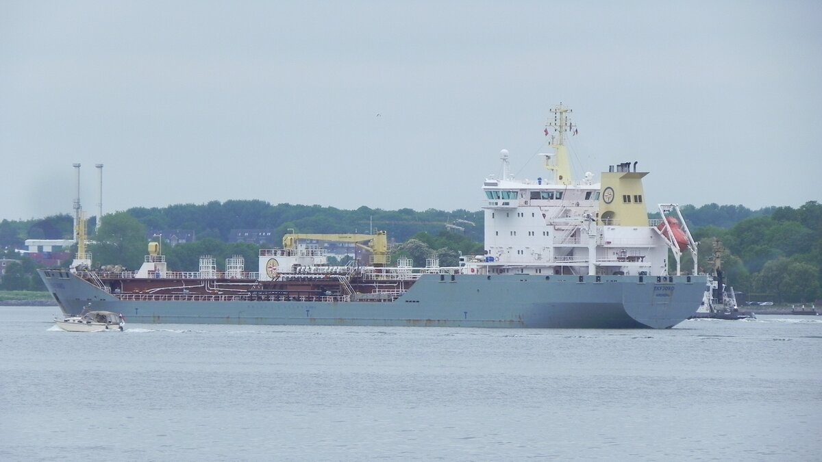 Das Tankschiff  EKFJORD , IMO 9356622, am 30.05.23 in der Kieler Förde. Das Schiff wurde im Jahr 2009 auf der türkischen Werft Celik Tekne Shipyard,Istanbul gebaut und fährt unter norwegischer Flagge.