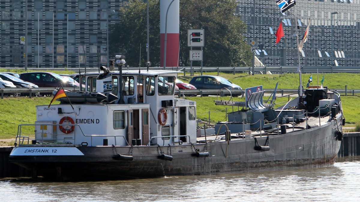 Das Tankschiff Emstank 12 am 18.09.2013 im Hafen von Bremerhaven.