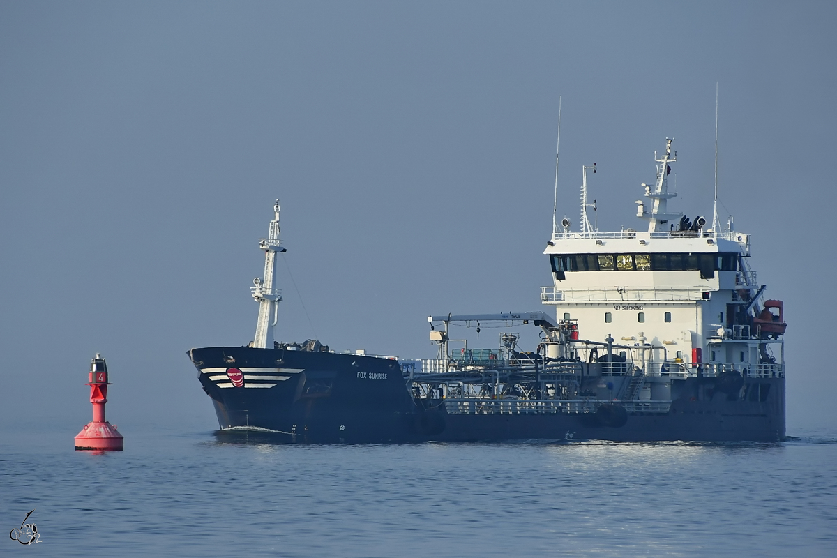 Das Tankschiff FOX SUNRISE (IMO: 9333917) auf dem Weg nach Travemünde. (Priwall, März 2022)