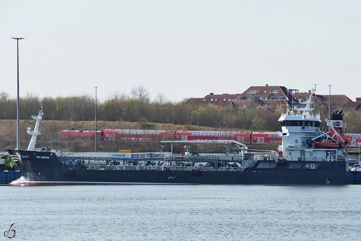 Das Tankschiff FOX SUNRISE (IMO: 9333917) hat in Travemünde angelegt. (März 2022)