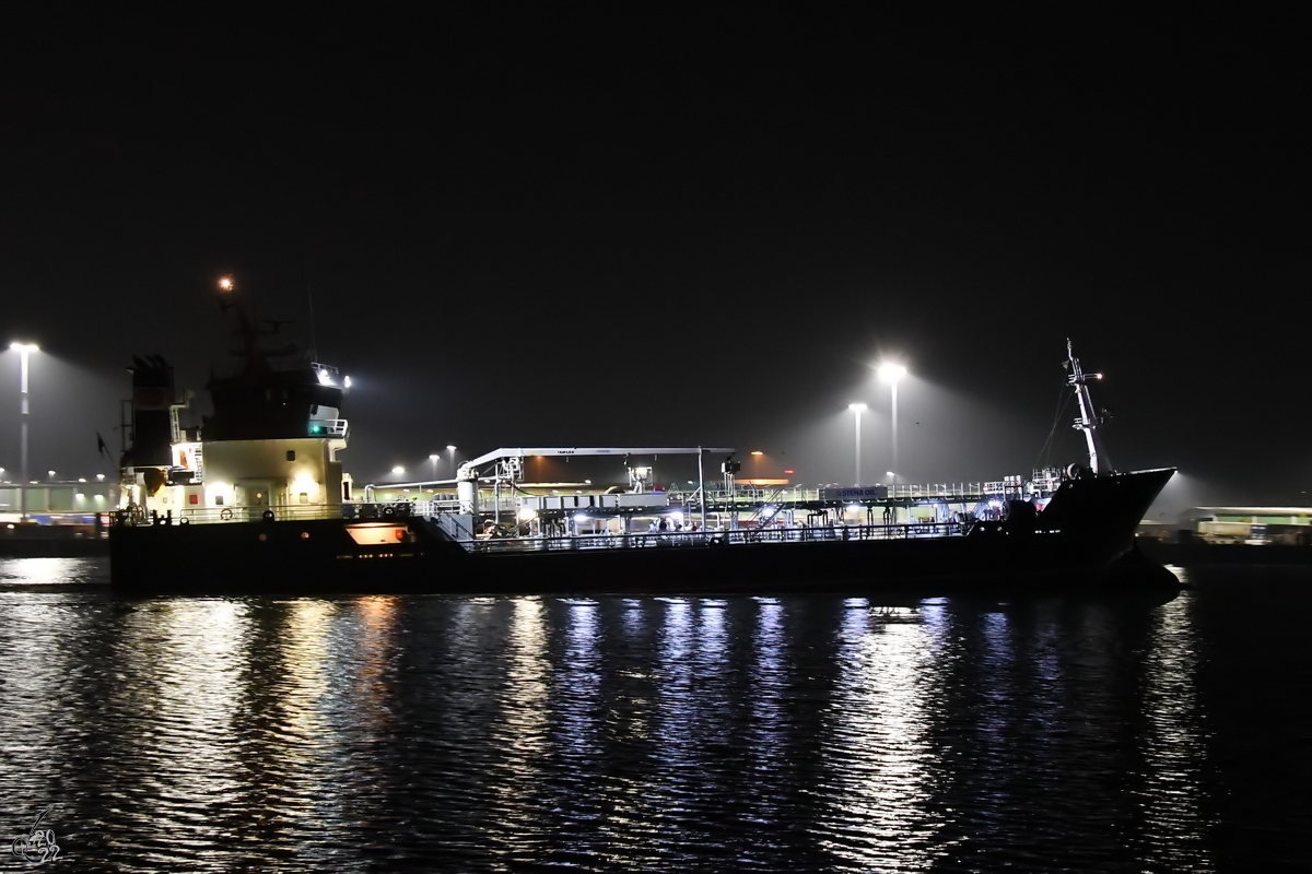 Das Tankschiff FOX SUNRISE (IMO: 9333917) verlässt den Hafen von Travemünde. (März 2022)