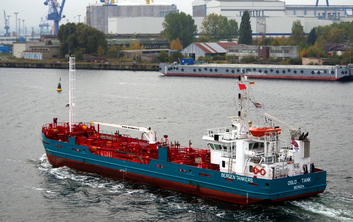 Das Tankschiff OSLO TANK am 20.10.16 in Warnemünde