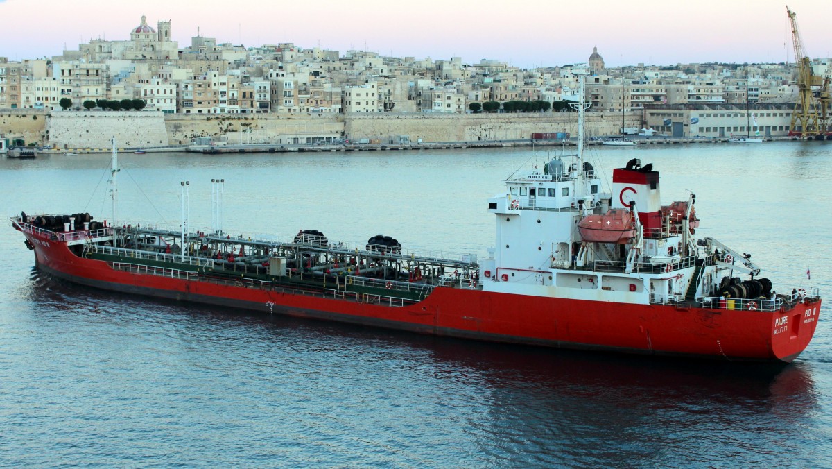 Das Tankschiff Padre Pio 3 am 23.10.2013 im Hafen von Valletta.