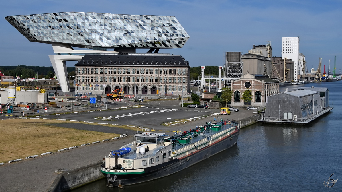 Das Tankschiff  Porrena  (06000063) Ende Juli 2018 im Amerikadok Antwerpen.