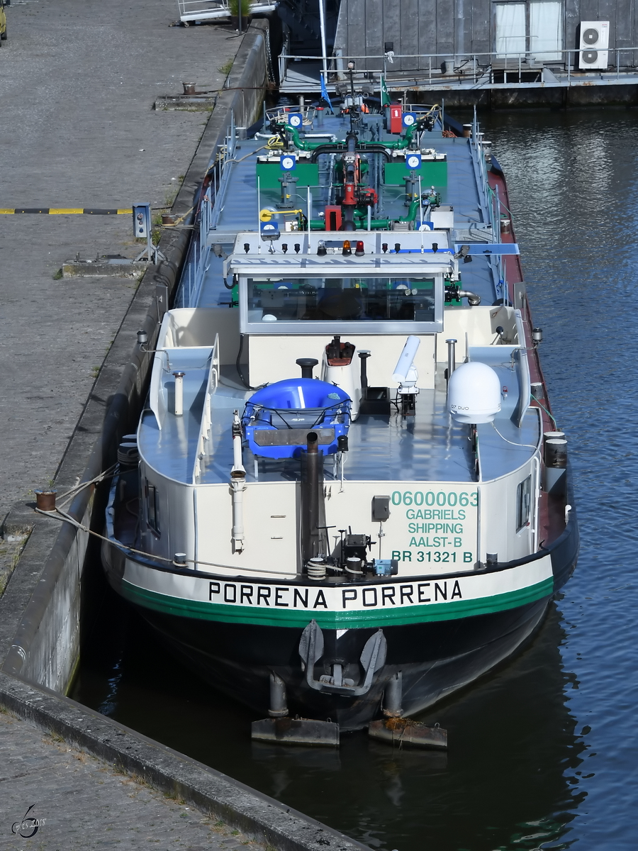 Das Tankschiff  Porrena  (ENI: 06000063) Ende Juli 2018 im Amerikadok Antwerpen.