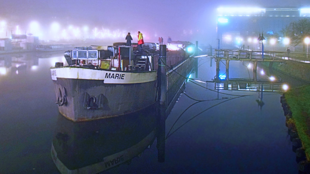 Das Theaterschiff MARIE am nebligen Abend des 27.11.2020 in Lübeck. 
Es muss zur Inspektion in die Werft und es werden in diesen Minuten die nötigen Vorbereitungen getroffen, um das Fahrzeug die Holstenhafenbrücke (auch  MuK-Brücke  genannt) passieren zu lassen. Mit Hilfe eines Kranwagens wird ein Teilstück der Brücke angehoben. Das Spezialschiff DAGOBERT schleppt die MARIE von ihrem Liegeplatz in Richtung Drehbrücke. Auch dieses Bauwerk wird ohne Vorkommnisse passiert.

Video: https://www.youtube.com/watch?v=hateevT8pSs&feature=youtu.be


