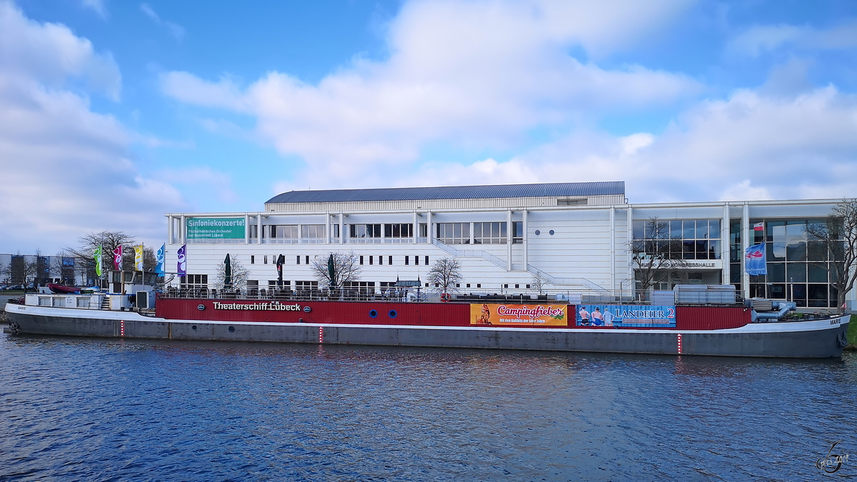 Das Theaterschiff  Marie  war Anfang April 2019 in Lübeck zu finden.