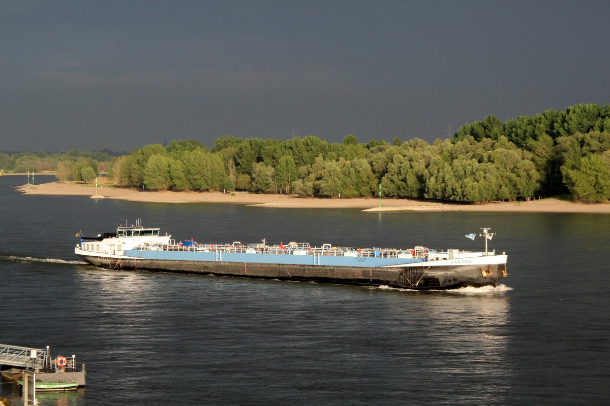 Das TMS Canada (06003909 , 105 x 10,5m) befuhr den Rhein am 06.07.2017 nach einem Gewitter bei Rees zu Tal.