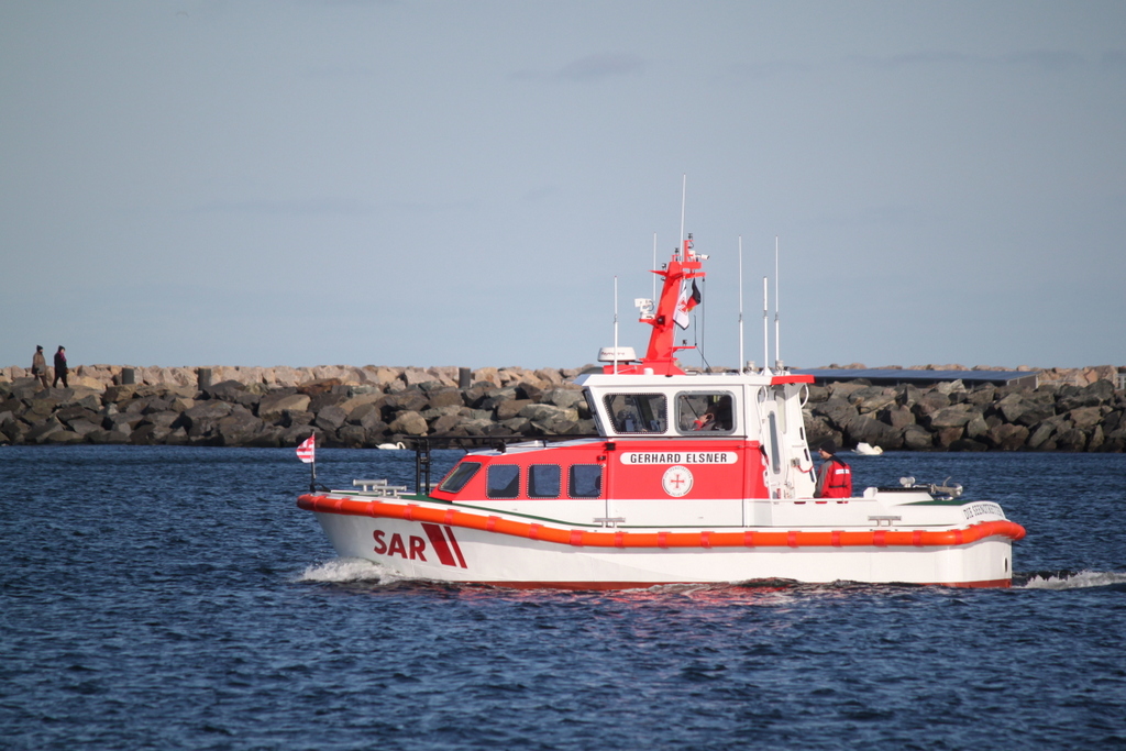 Das Tochterboot Gerhard Elsner beim Auslaufen in Warnemünde.22.02.2019