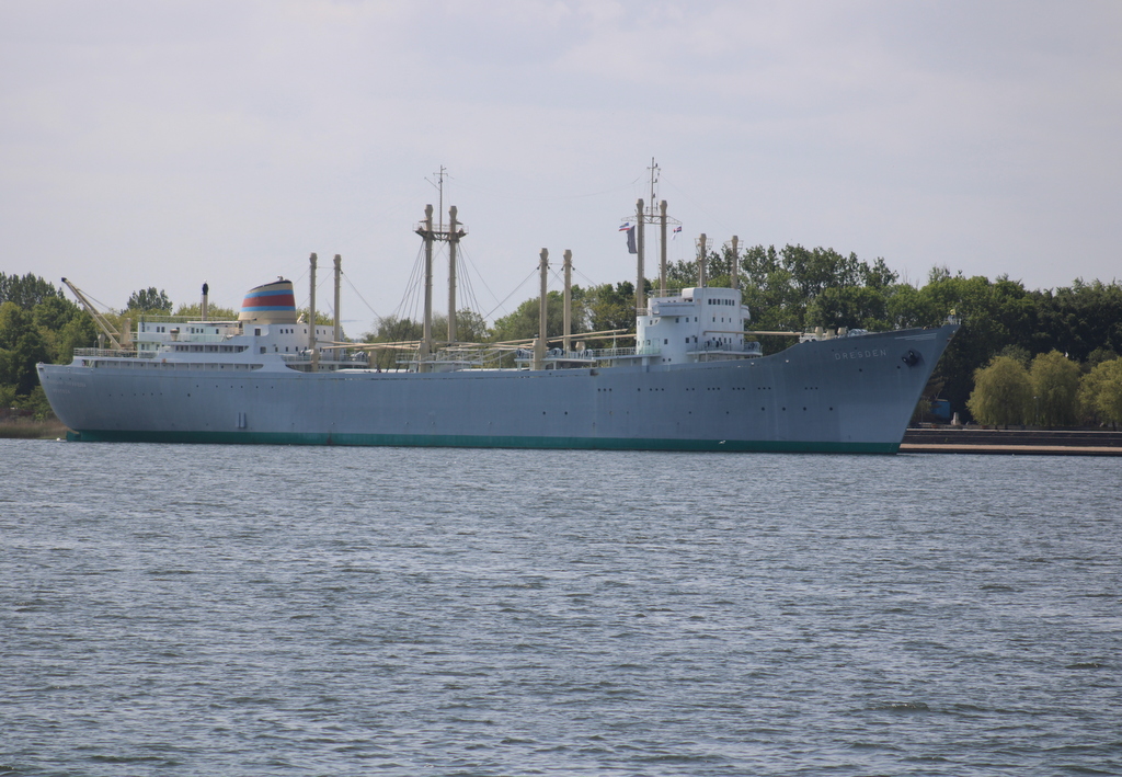 Das Traditionsschiff Typ Frieden ist das ehemalige Motorschiff Dresden des VEB Deutsche Seereederei Rostock und wird seit 1970 als Museumsschiff genutzt,fotografiert am 27.05.2023 während meiner Hafenrundfahrt. 