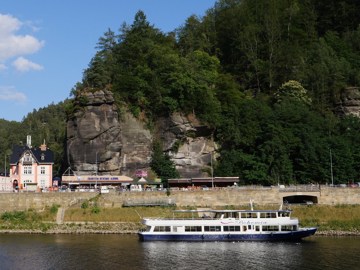 Das tschechische Ausflugsschiff Bohemia, Děčín (bis 2013  Elbe-Star , Hitzacker) ENI 04028620 auf der Labe (Elbe) bei Hrensko (Herrnskretschen); 10.07.2019


