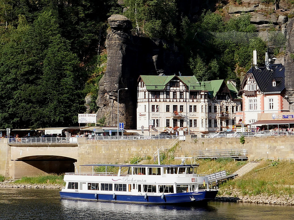 Das tschechische Ausflugsschiff Bohemia, Děčín (bis 2013  Elbe-Star , Hitzacker) ENI 04028620 auf der Labe (Elbe) bei Hrensko (Herrnskretschen); 10.07.2019
