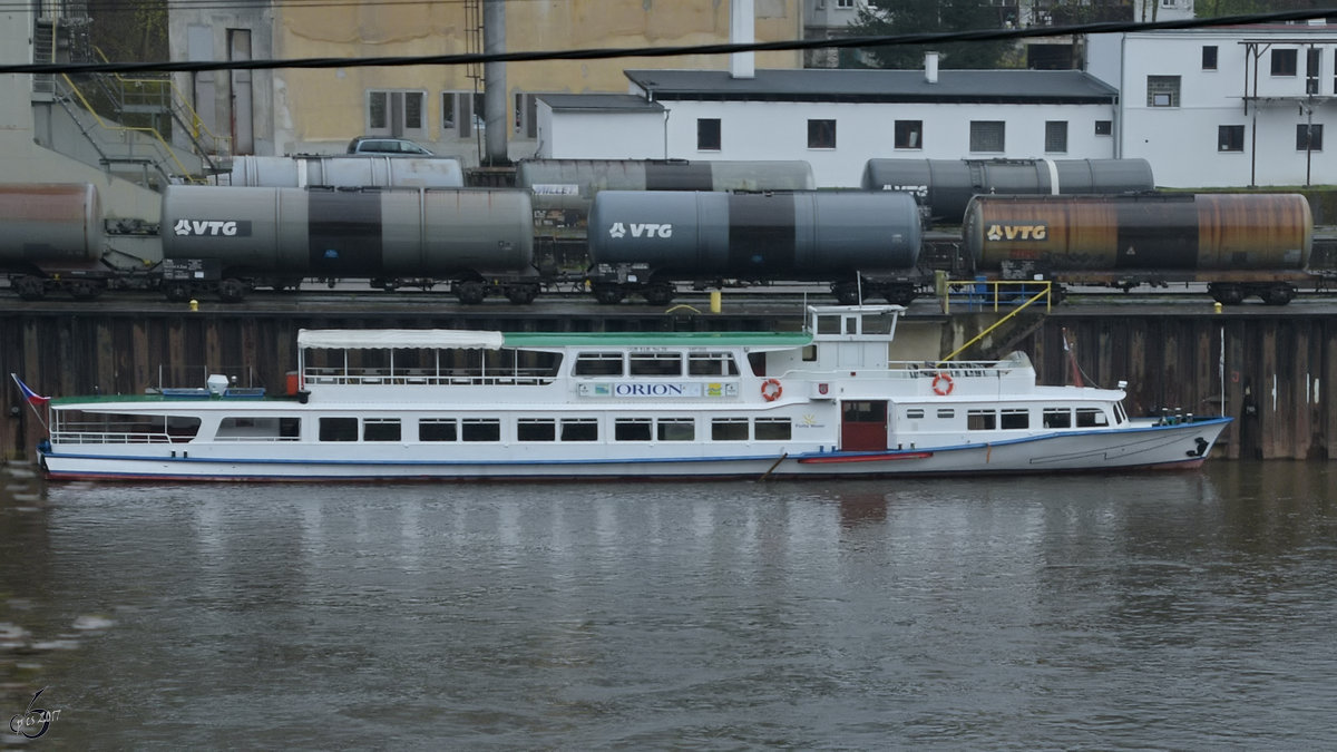 Das tschechische Ausflugsschiff Orion auf der Elbe. (Děčín, April 2017)