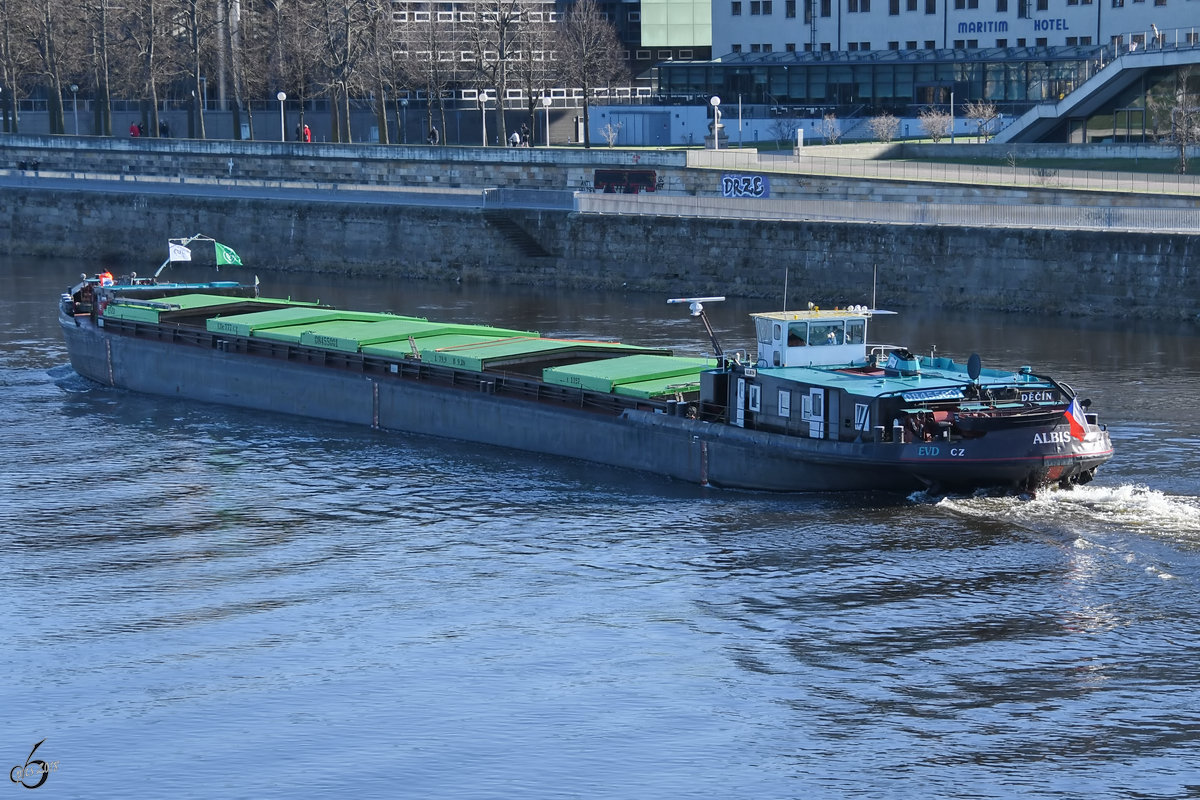 Das tschechische Binnenfrachtschiff ALBIS (08455001) im April 2018 unterwegs auf der Elbe in Dresden.