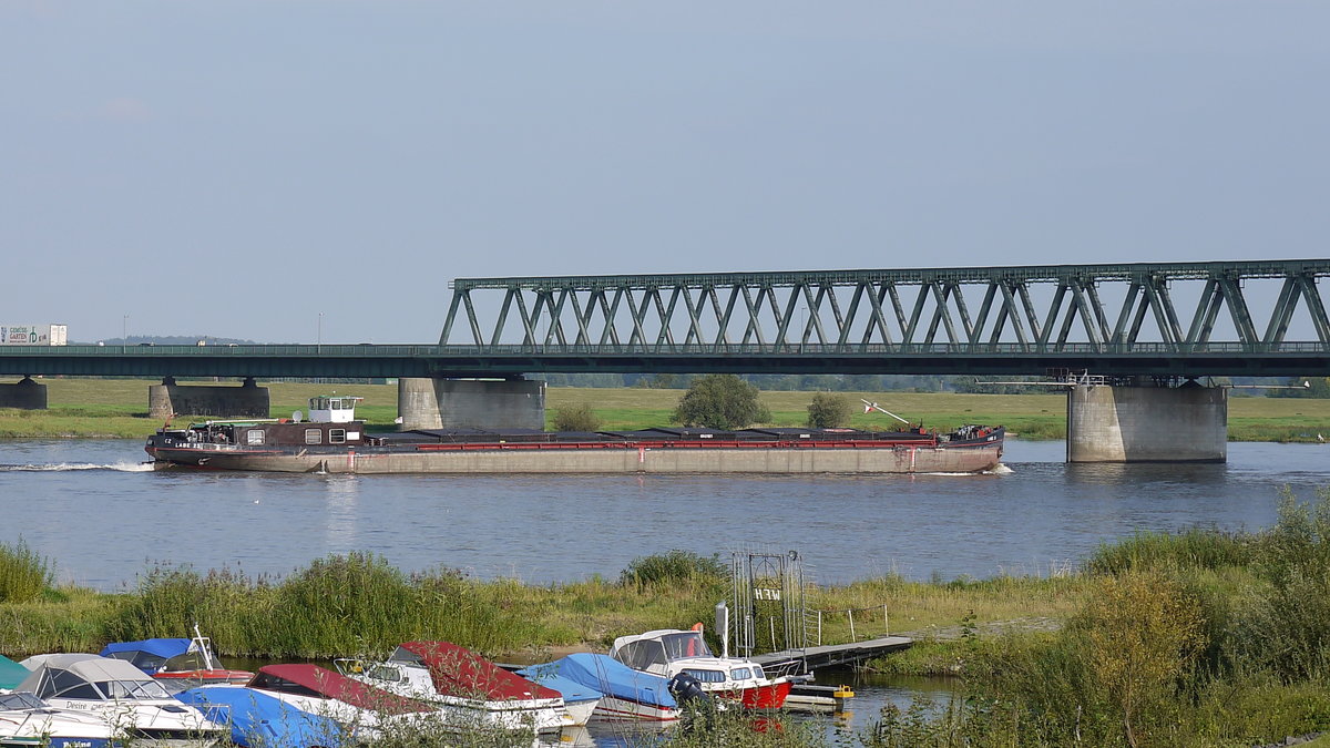 Das tschechische Binnenfrachtschiff LABE 23 (ex Offen 3, ex Eppendorf, ex MN 11623) , Decin (Tetschen-Bodenbach), ENI 08451031 die Elbe zu Berg beim Passieren der Brücke in Lauenburg; 2.9.2011
