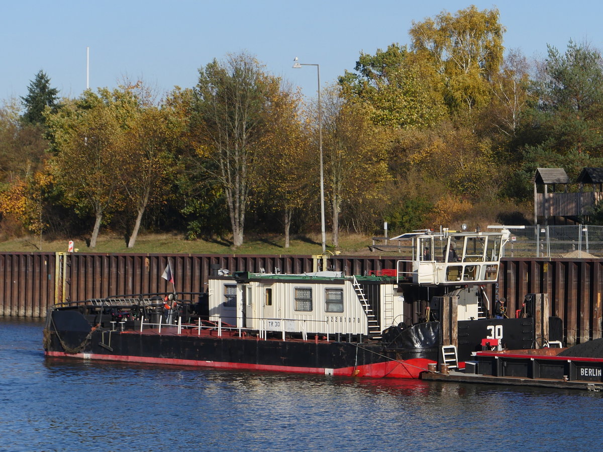 Das tschechische CSPL Schubschiff TR-30, Decin, ENI 32201070 im Unterwasser des Schiffshebewerk Lüneburg; Elbe-Seitenkanal, Scharnebeck, 03.11.2018
